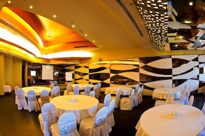 2 restaurants, international cuisine