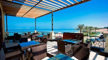 2 restaurants, international cuisine