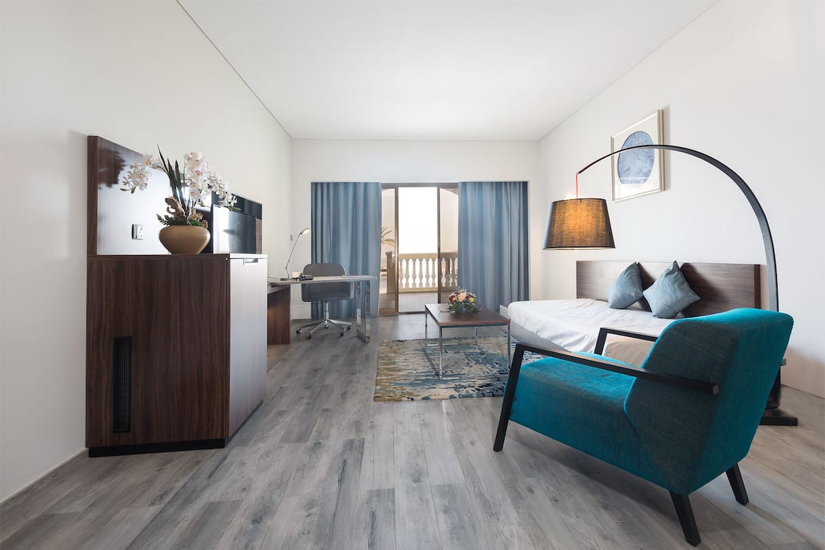 Een kluis op de kamer, een strijkplank/strijkijzer, extra bedden