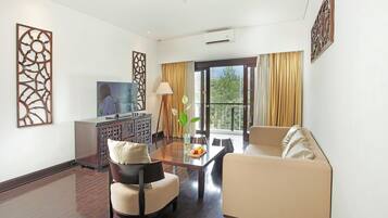 Executive suite | Woonruimte | Een 21-inch lcd-televisie met kabelzenders en televisie