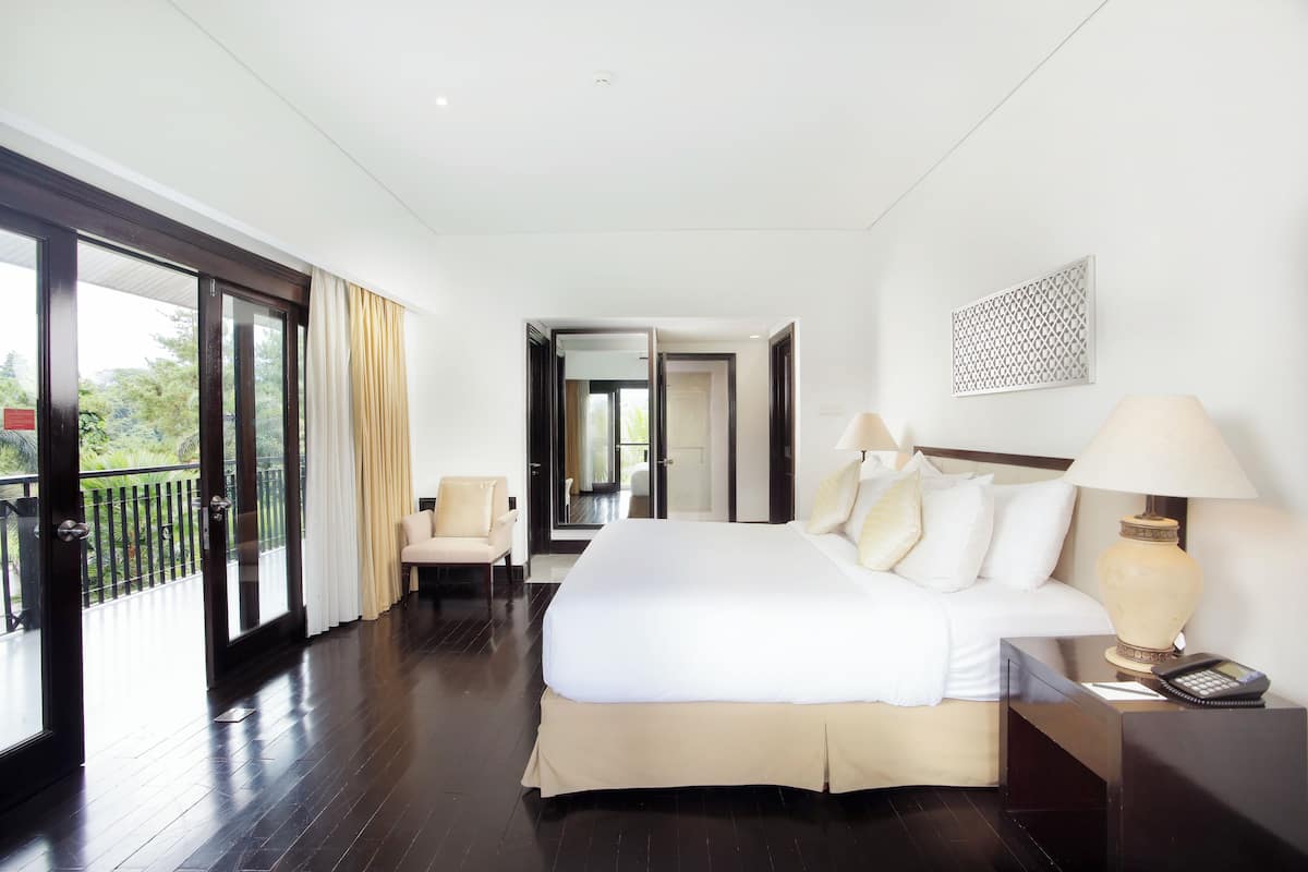 Lido Suite with Lake View | Minibar, in-room safe, desk, blackout curtains