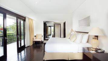 Comfort suite, 1 kingsize bed, niet-roken, uitzicht op meer (Lido Suite with Lake View) | Een minibar, een kluis op de kamer, een bureau, verduisterende gordijnen