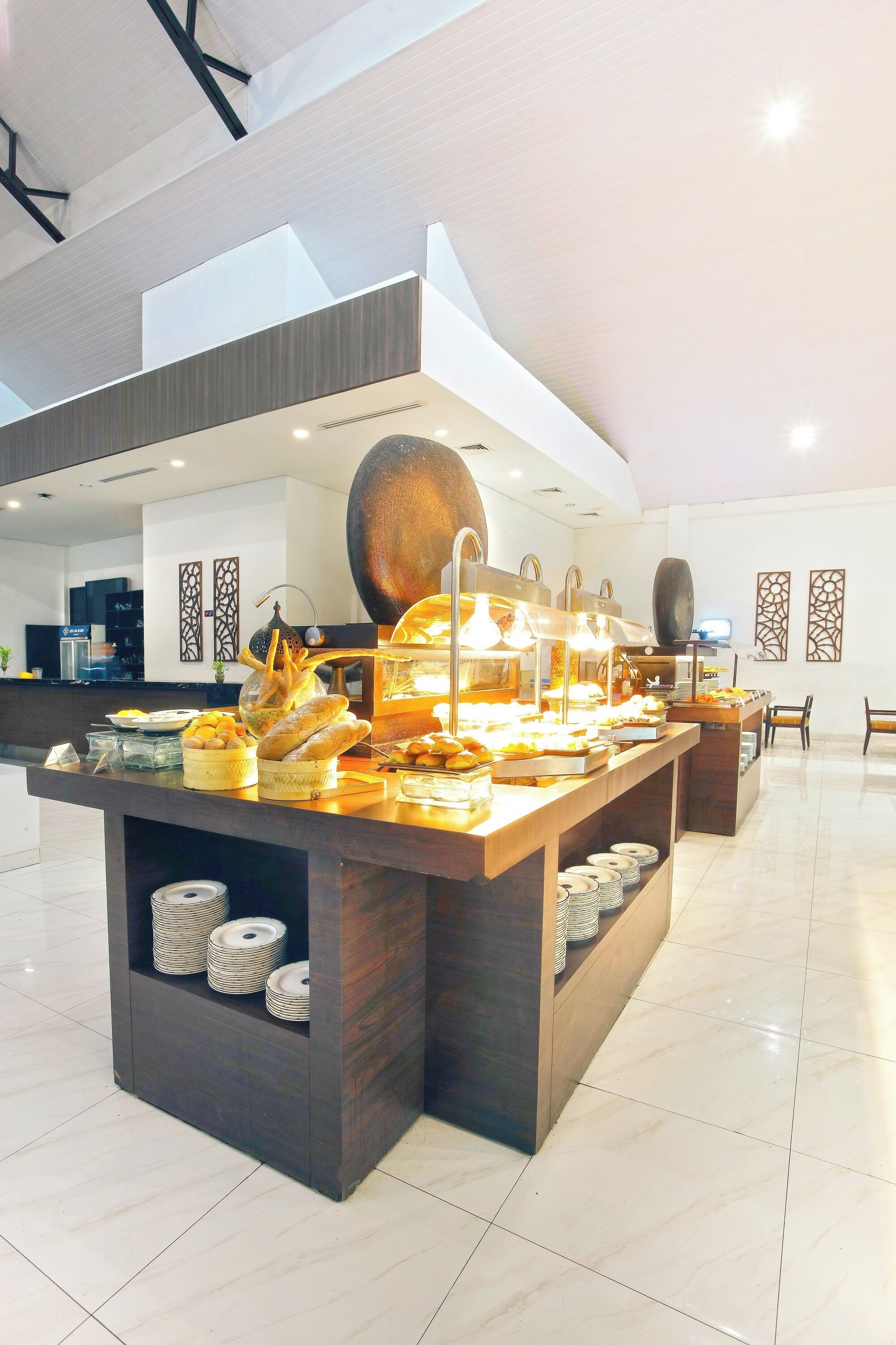 Breakfast, lunch, dinner served; international cuisine 