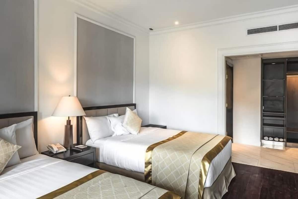 Minibar, in-room safe, desk, blackout drapes
