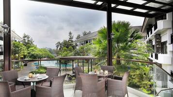 2 bars/lounges, poolside bar