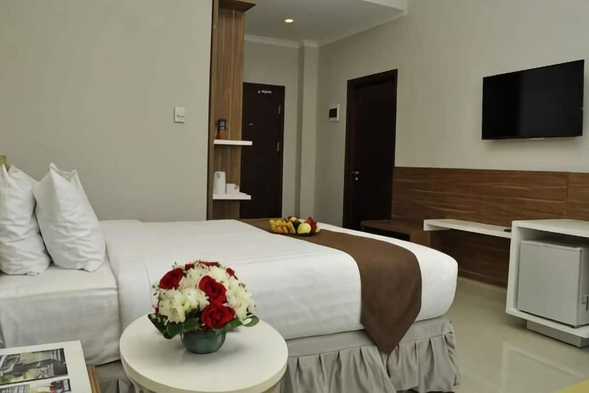 Desk, blackout curtains, soundproofing, free WiFi