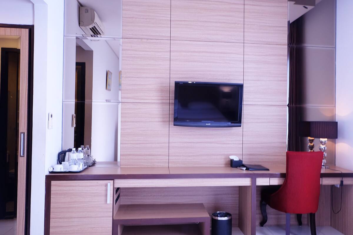 In-room safe, rollaway beds (surcharge), WiFi (free)