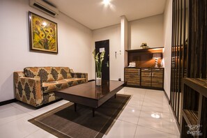 Habitación doble ejecutiva | Área de sala de estar | Televisión 