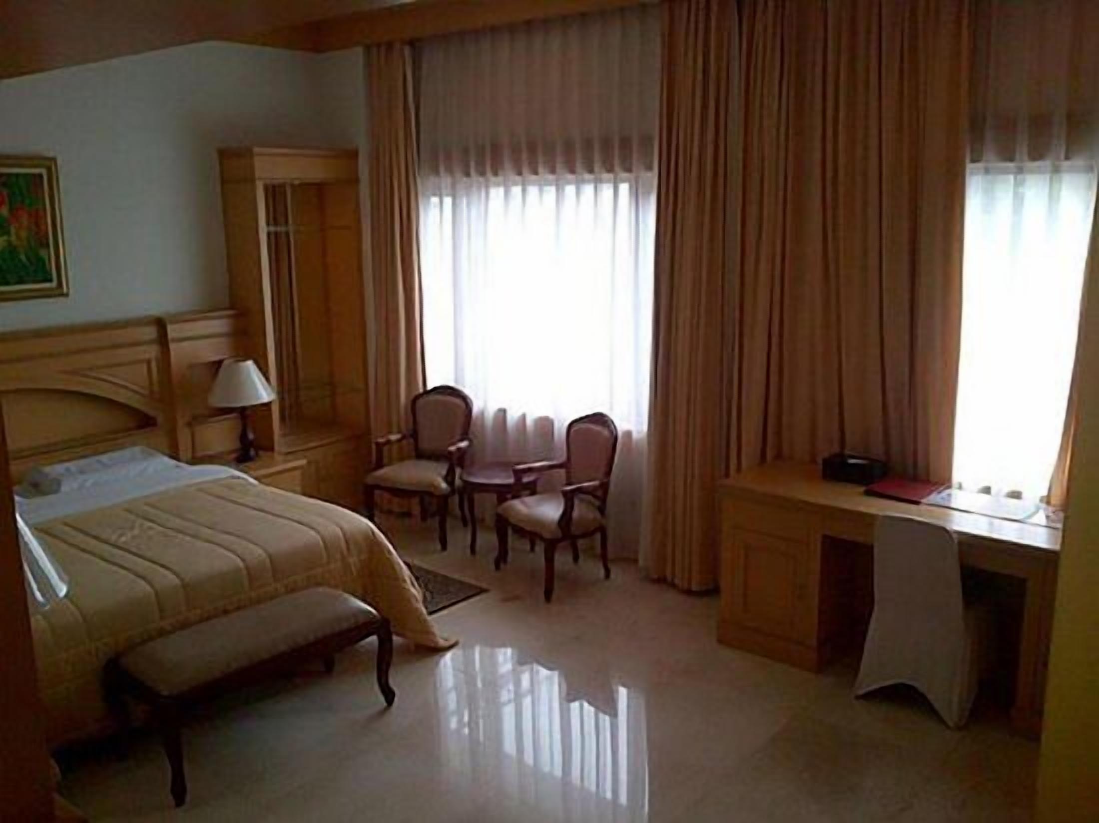 In-room safe, desk, free WiFi