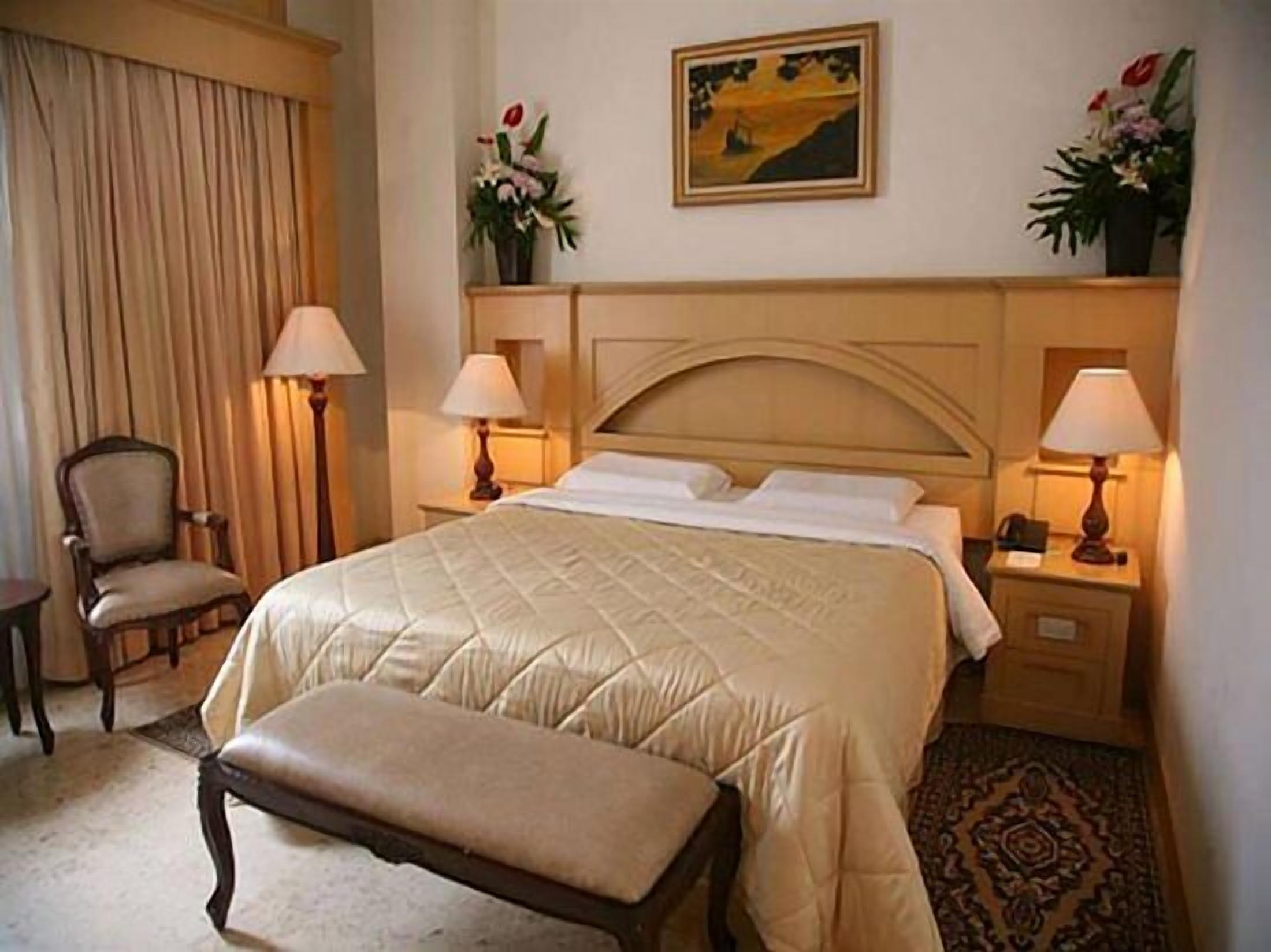 Caja fuerte, escritorio, wifi gratis