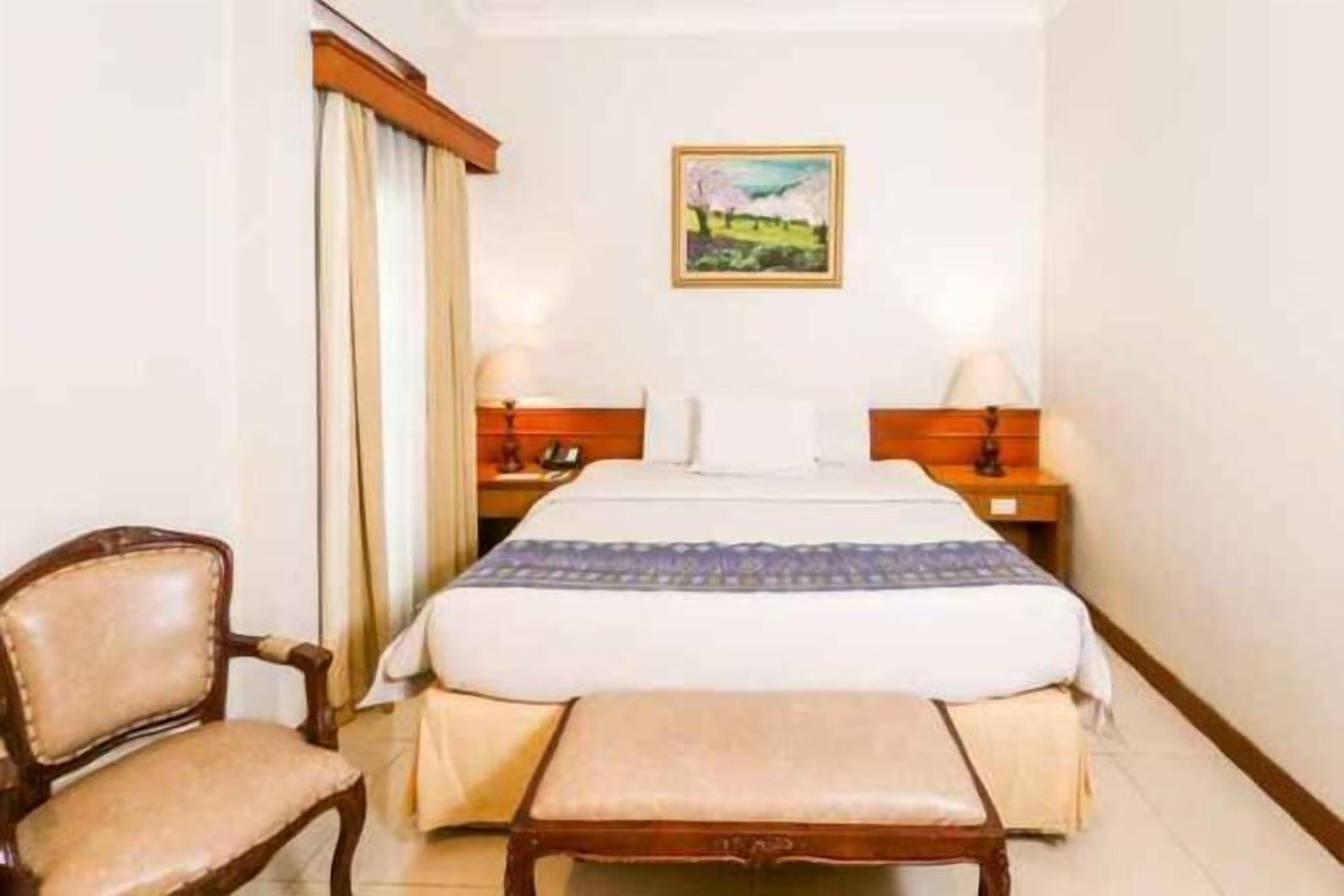 In-room safe, desk, free WiFi