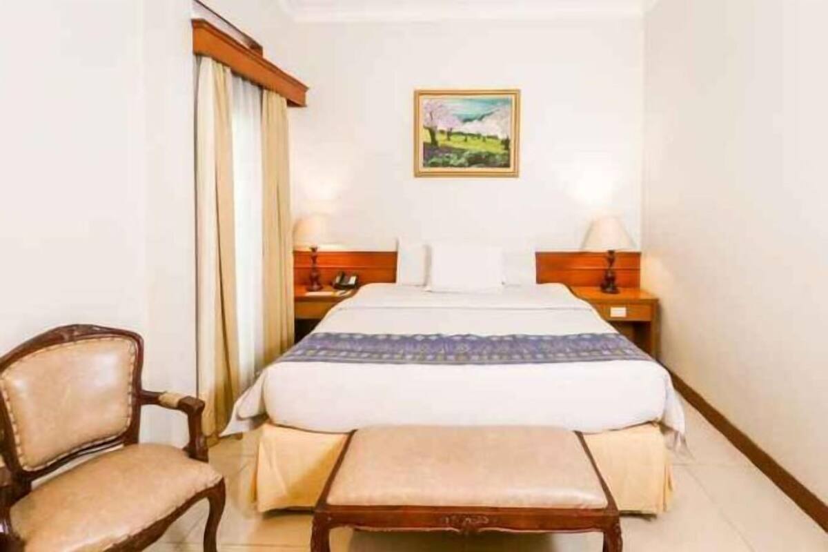 房內夾萬、書桌、免費 Wi-Fi