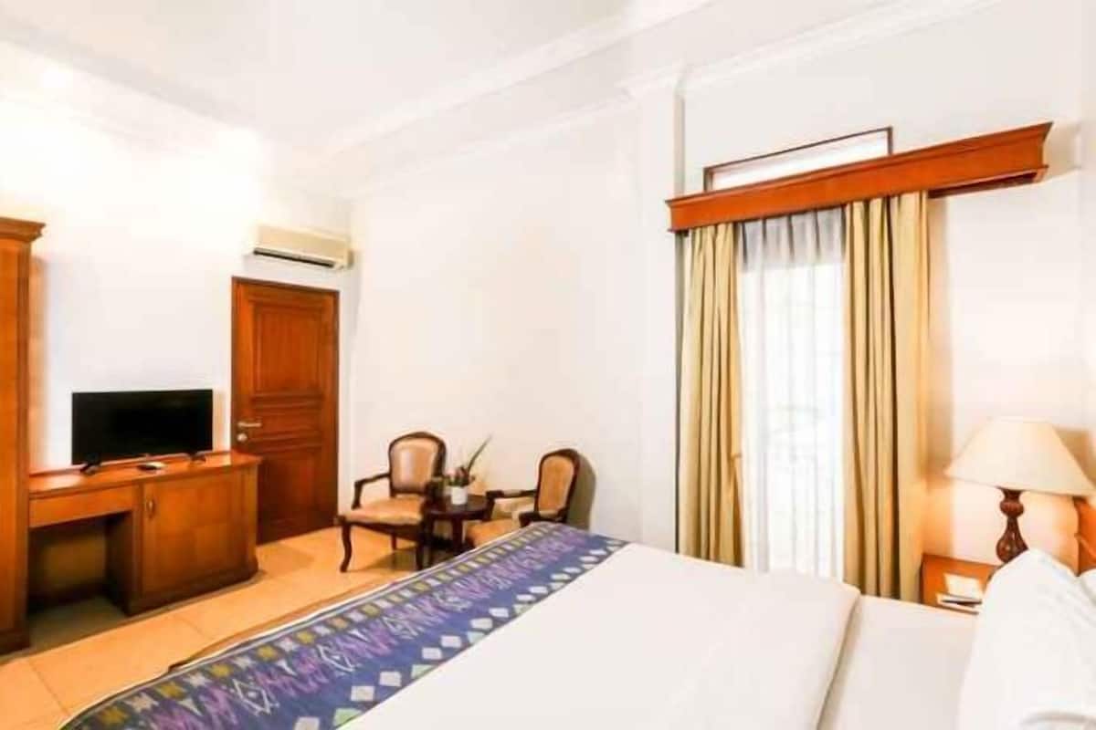 In-room safe, desk, free WiFi