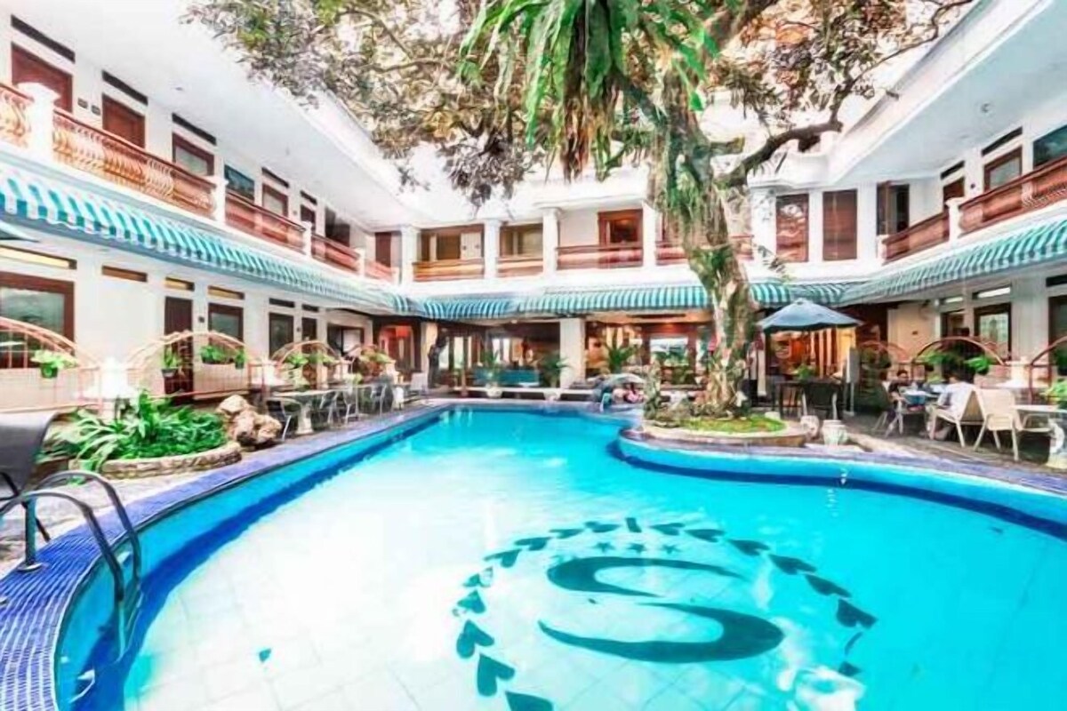 Una piscina al aire libre