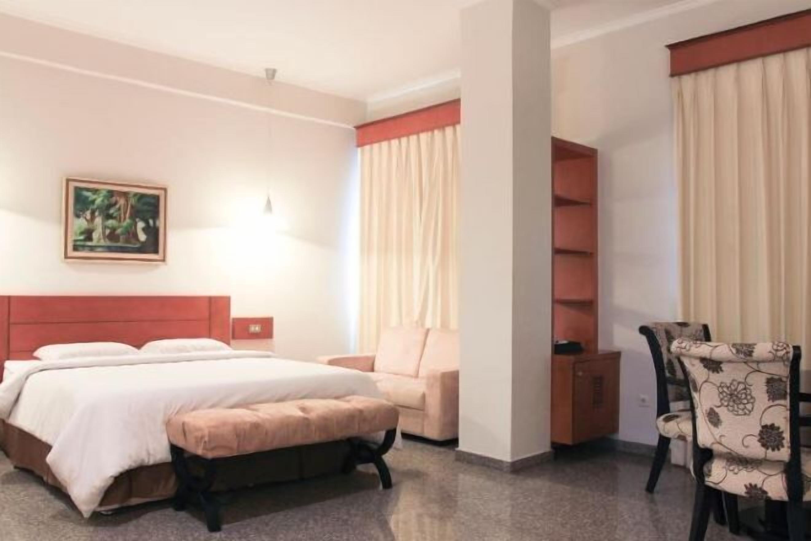 In-room safe, desk, free WiFi