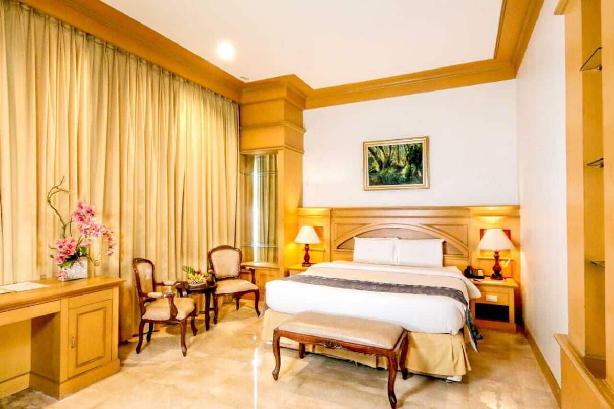 Deluxe Suite | In-room safe, desk, WiFi (free)