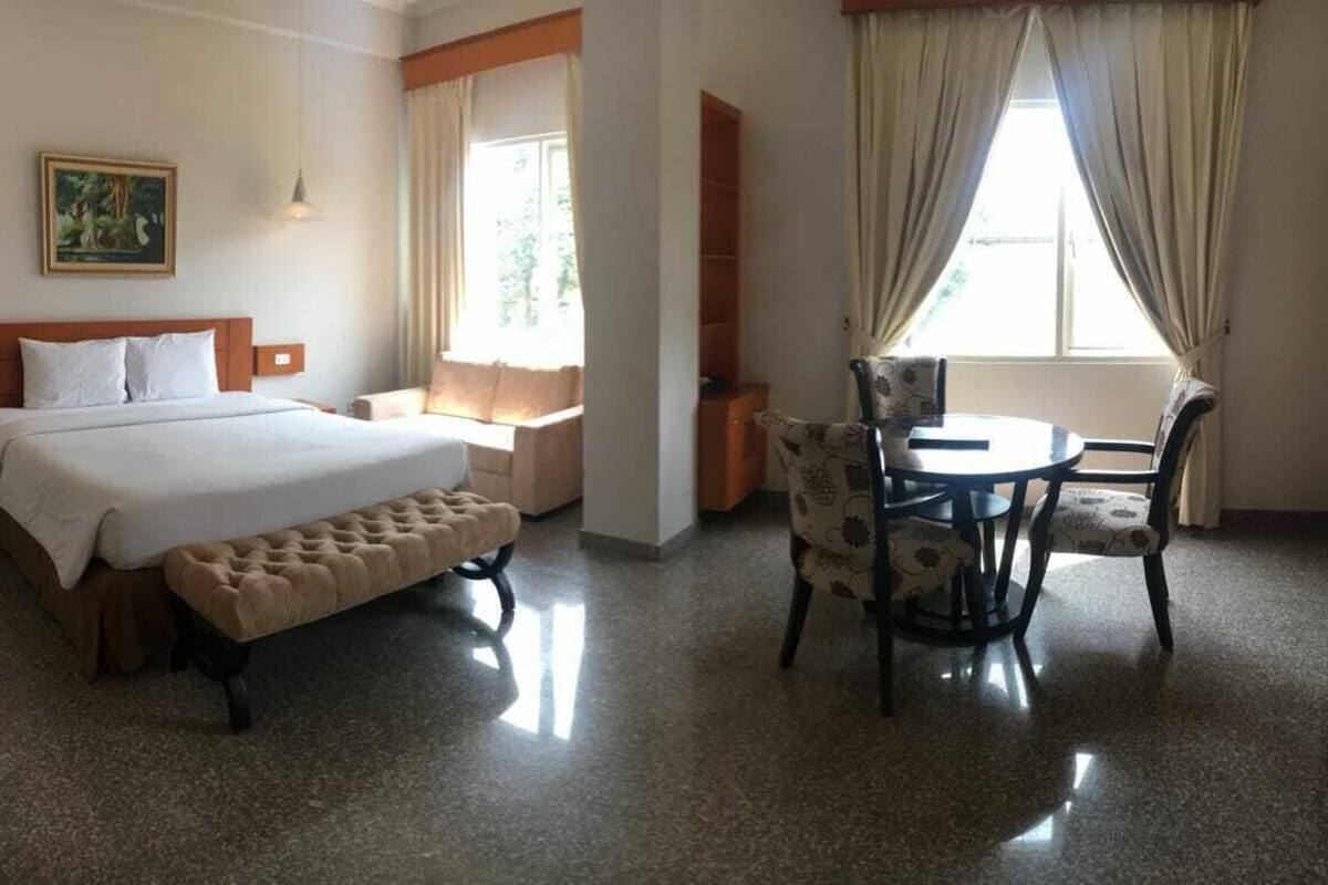 Royal Suite | In-room safe, desk, WiFi (free)