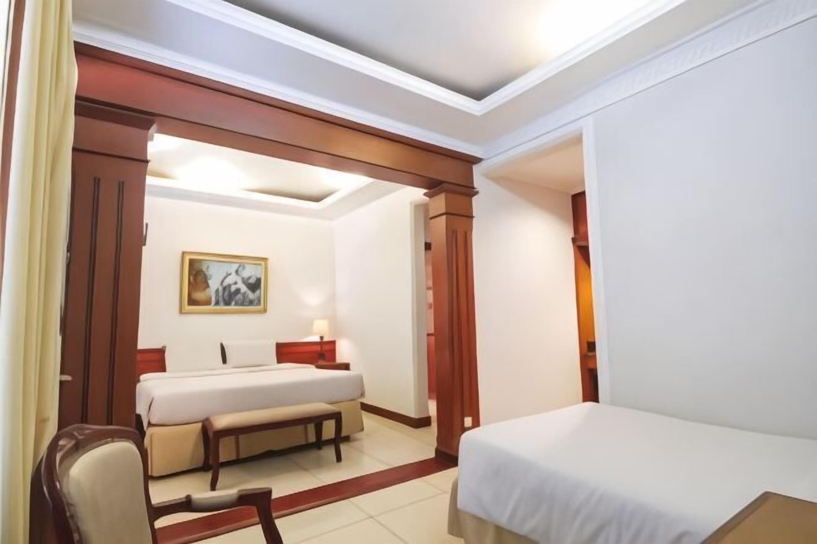 In-room safe, desk, free WiFi