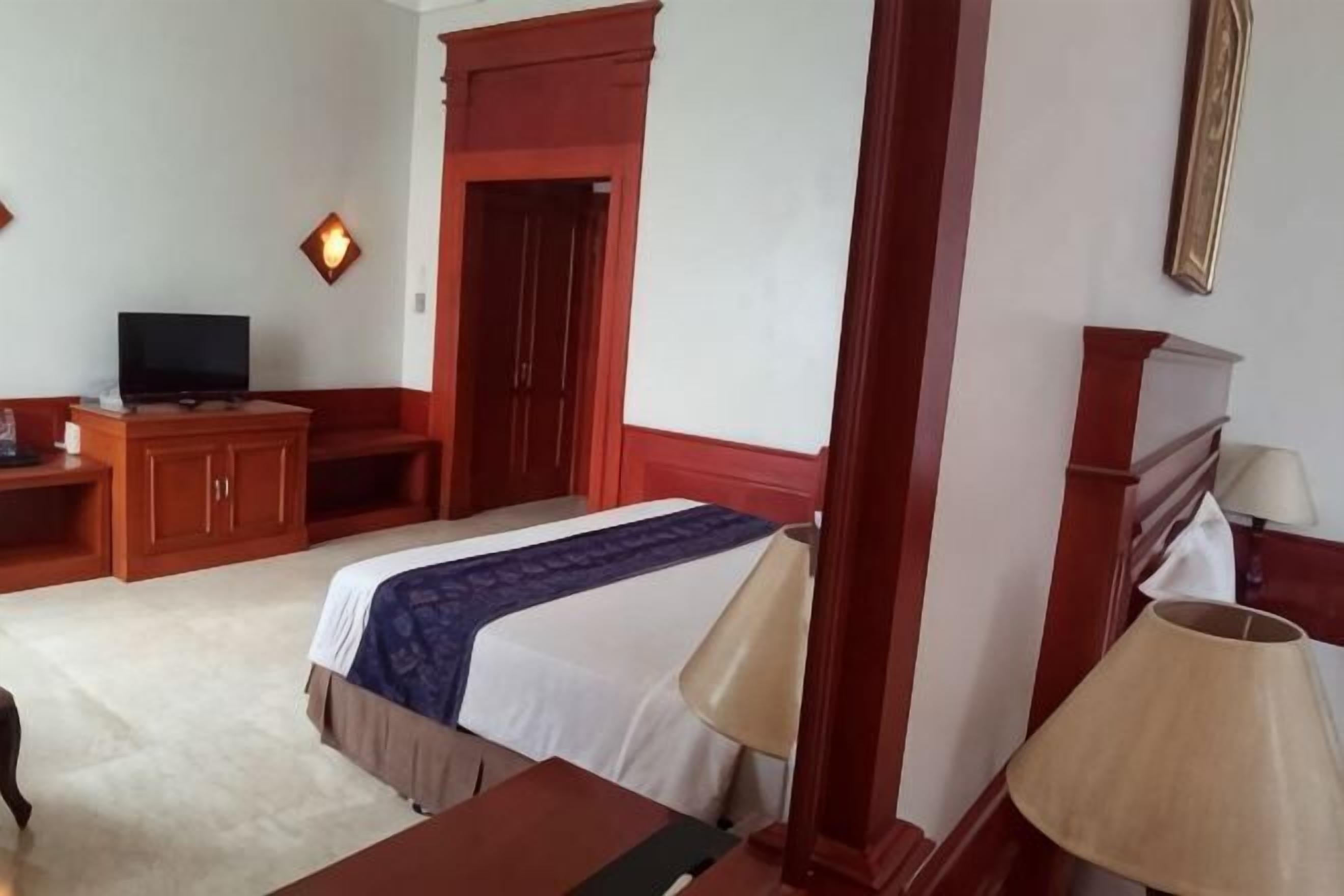 In-room safe, desk, free WiFi
