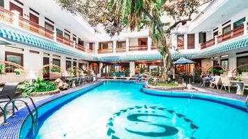 In-room safe, desk, free WiFi