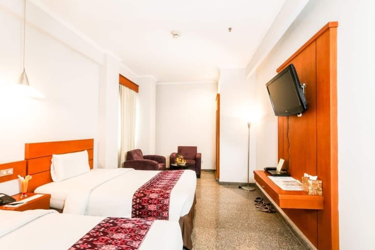 In-room safe, desk, WiFi (free)