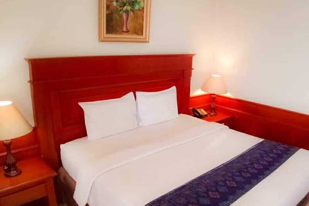 Deluxe Double Breakfast | In-room safe, desk, WiFi (free)