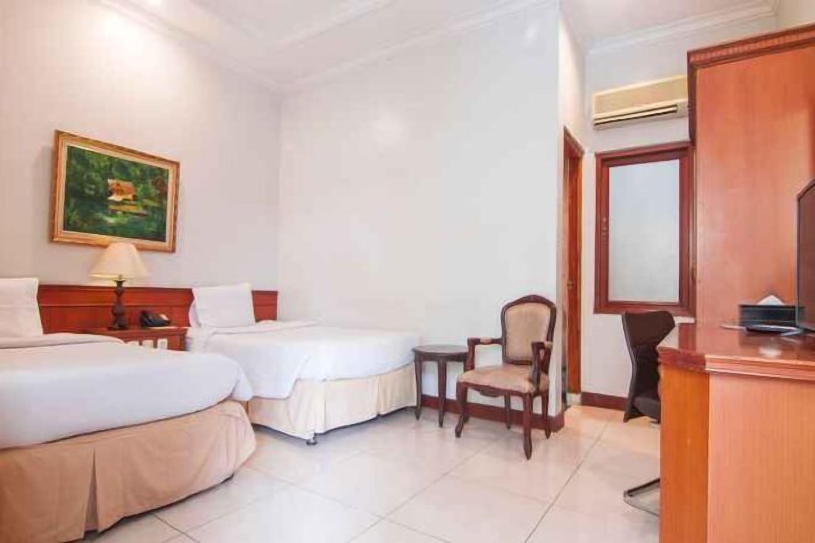 In-room safe, desk, free WiFi