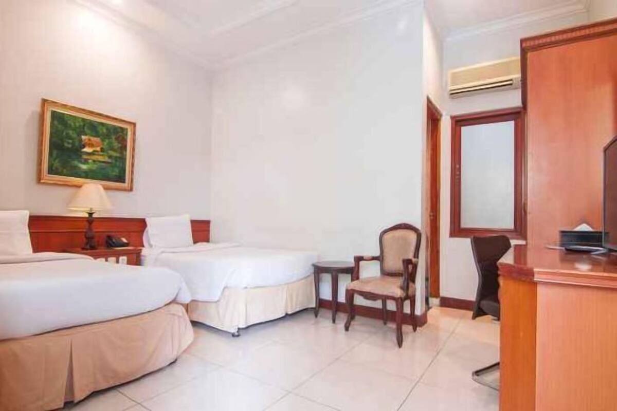 In-room safe, desk, free WiFi