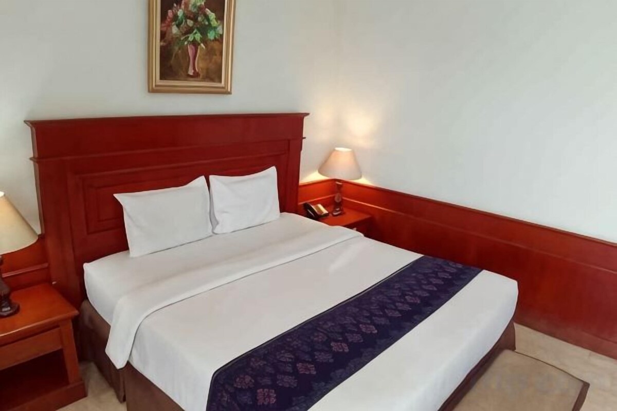 In-room safe, desk, WiFi (free)