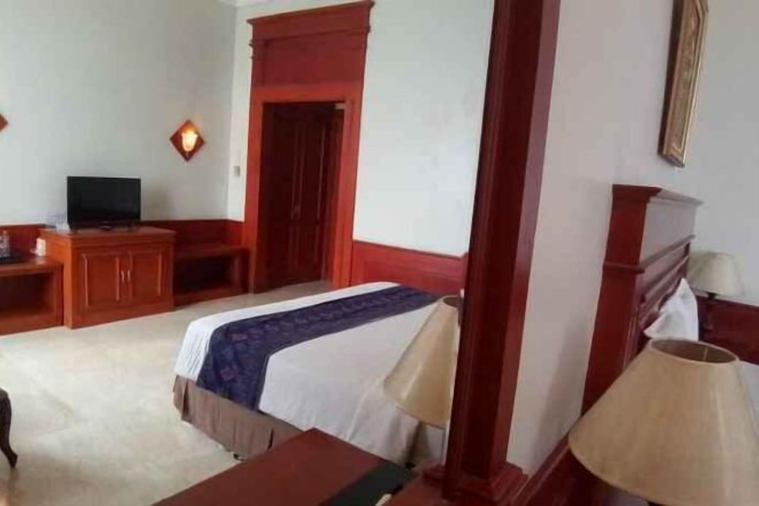 In-room safe, desk, free WiFi