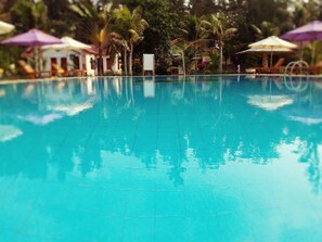 Una piscina al aire libre