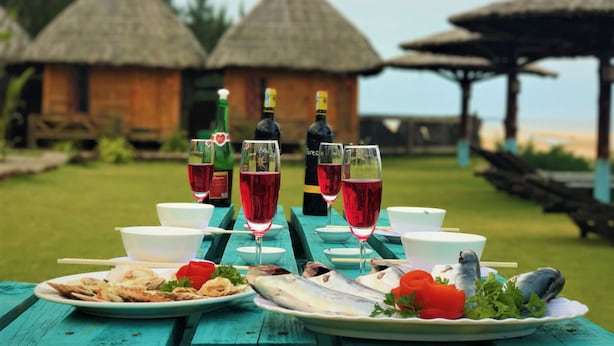 Romantische chalet, 1 slaapkamer, niet-roken, uitzicht op het strand | Buiten dineren | Ze serveren er ontbijt, lunch en diner 