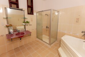 Deluxe-Vierbettzimmer, 2 Doppelbetten | Badezimmer | Duschwanne