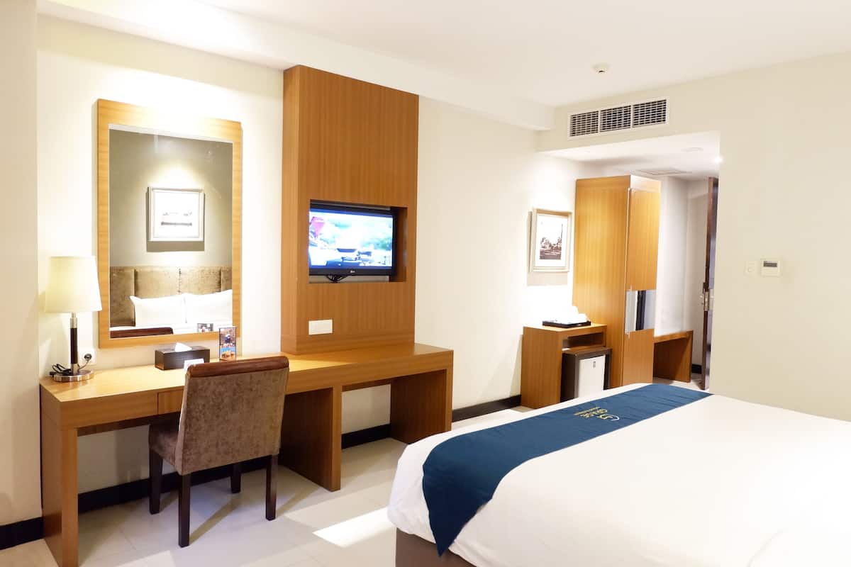 Minibar, két bảo mật tại phòng, bàn, màn/rèm cản sáng