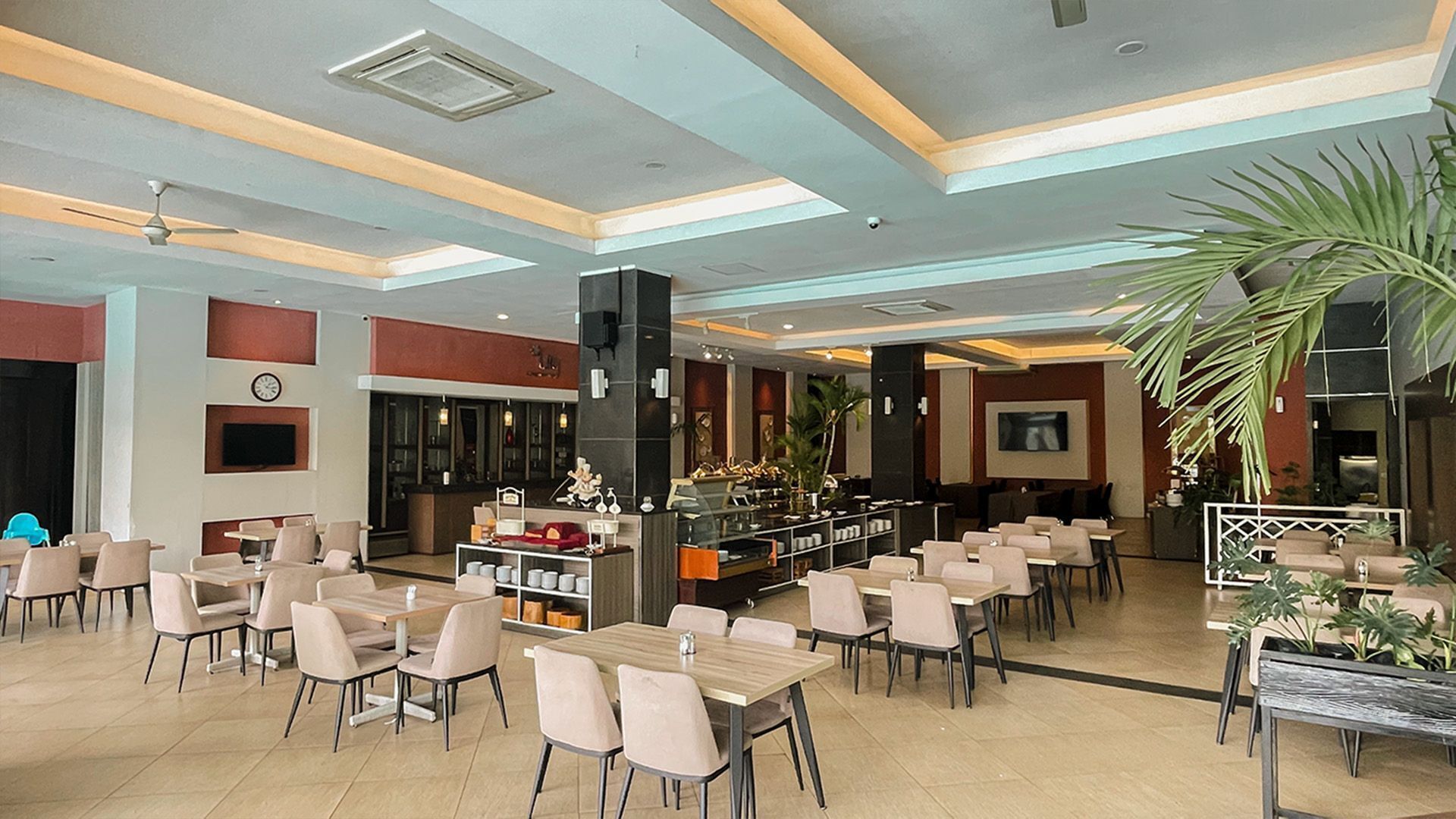 供應早餐、午餐和晚餐，國際料理