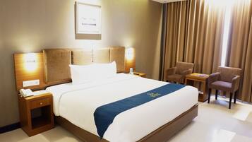 Minibar, safe på rommet, skrivebord og blendingsgardiner