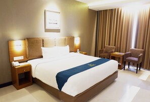 Minibar, Zimmersafe, Schreibtisch, Verdunkelungsvorhänge