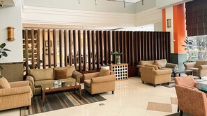 Café da manhã, almoço e jantar; culinária internacional 