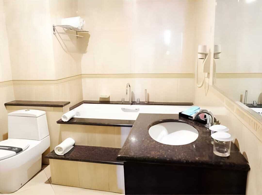 Une salle de bain moderne avec un grand lavabo, des toilettes et une douche.