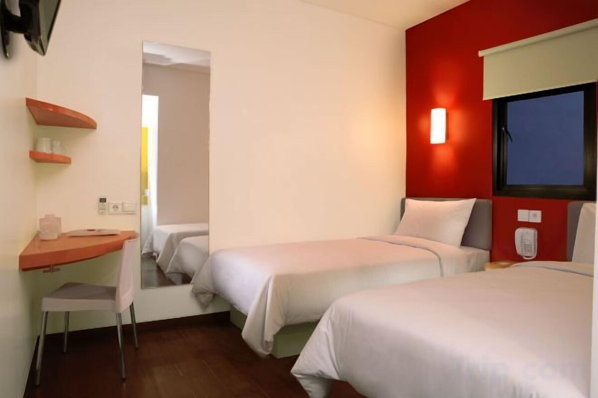 In-room safe, desk, WiFi (free), bed sheets