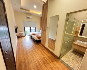 Premier Twin Room, Multiple Beds, Balcony | Desk, laptop workspace, blackout drapes, iron/ironing board (on request) - D'Bamboo Suites (Jakarta)