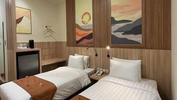 Premier tvÄbÀddsrum - flera sÀngar - balkong | Skrivbord, arbetsyta för laptop och mörklÀggningsgardiner