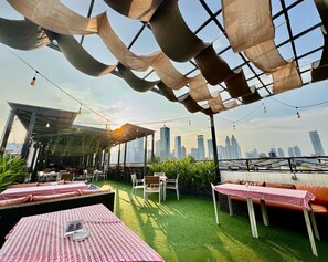 Der serveres morgenmad, frokost, aftensmad og indonesiske retter 