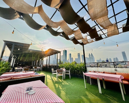 Breakfast, lunch, dinner served; Indonesian cuisine