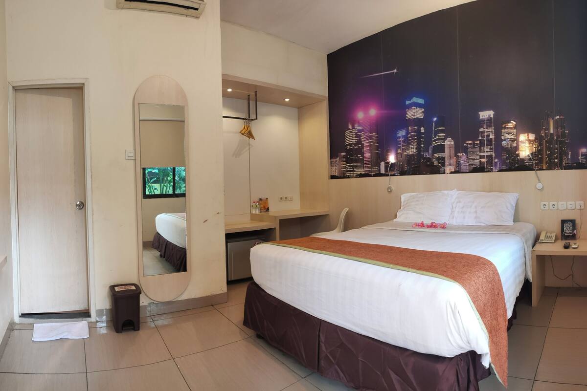 Deluxe dubbelrum - 1 queensize-säng | Skrivbord, arbetsyta för laptop och mörkläggningsgardiner