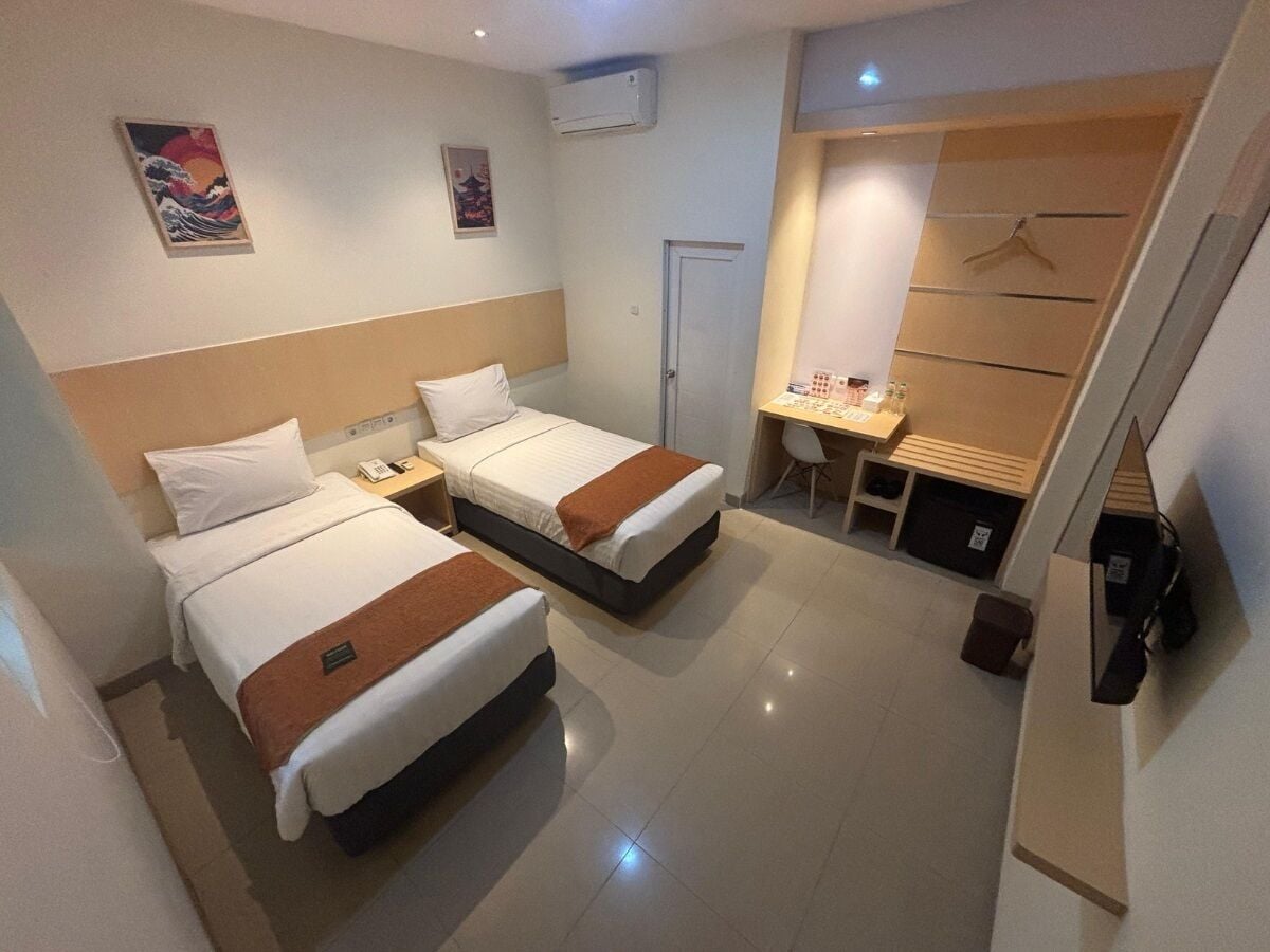 Deluxe Twin Room, 2 Twin Beds | Desk, laptop workspace, blackout drapes, iron/ironing board