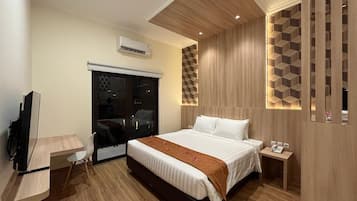 Premier tweepersoonskamer, 1 kingsize bed, balkon | Een bureau, een laptopwerkplek, verduisterende gordijnen