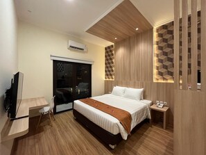 Premier Double Room, 1 King Bed, Balcony | Desk, laptop workspace, blackout curtains, iron/ironing board - D'Bamboo Suites (Jakarta)