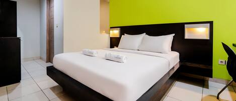 Työpöytä, äänieristys, ilmainen Wi-Fi, vuodevaatteet