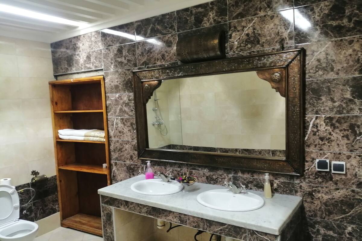 Family Quadruple Room (Zaitoona) | Bathroom | Shower, free toiletries, hair dryer, towels